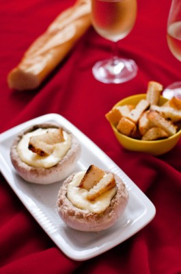 Fondue aux fromages en chapeaux de champignons, croutons à l’ail