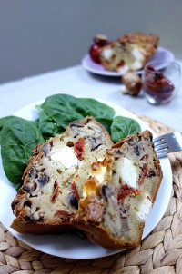 Cake aux champignons tomates confites et féta