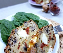 Cake aux champignons tomates confites et féta